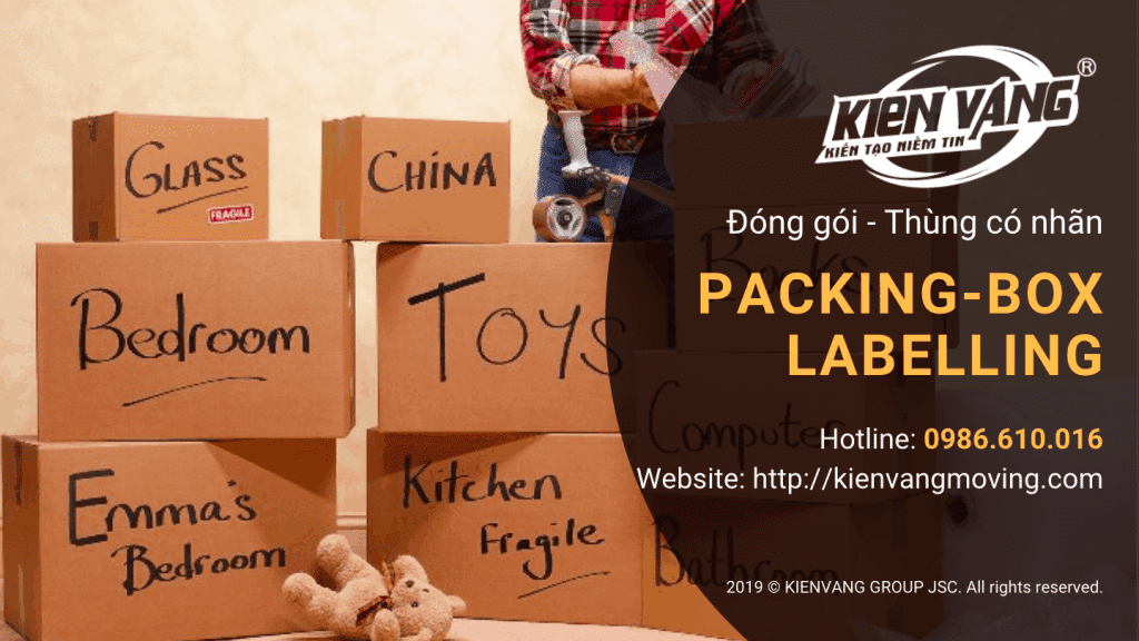Đóng gói đồ với thùng có ghi nhãn